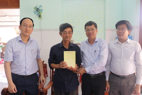 Hình ảnh cho bài viết Tây Hòa: Thăm, tặng 50 suất quà Mẹ VNAH và gia đình người có công